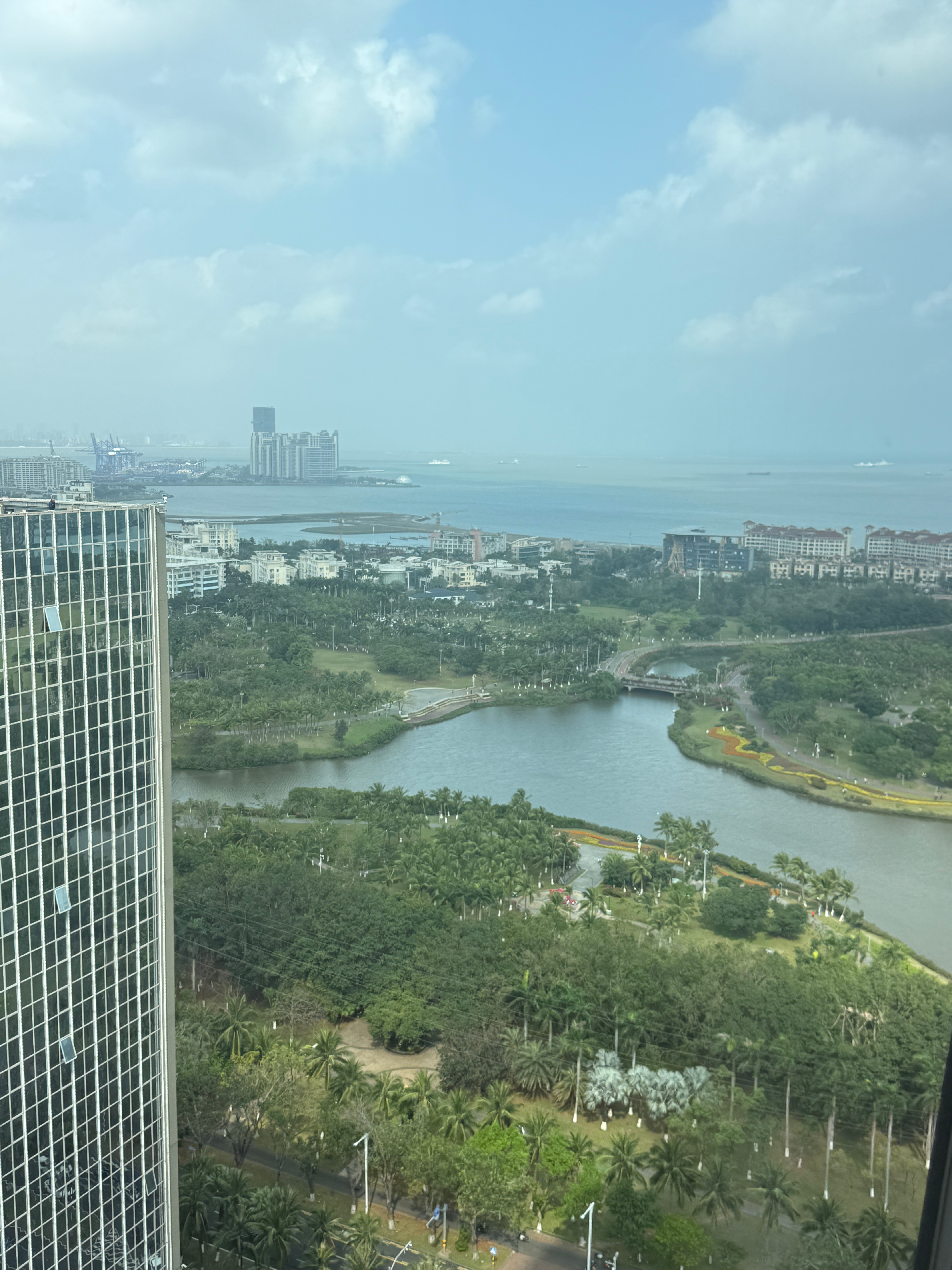 酒店门口的风景很漂亮，甚至是很适合跑步明早安排一下 海口·海口朗廷酒店