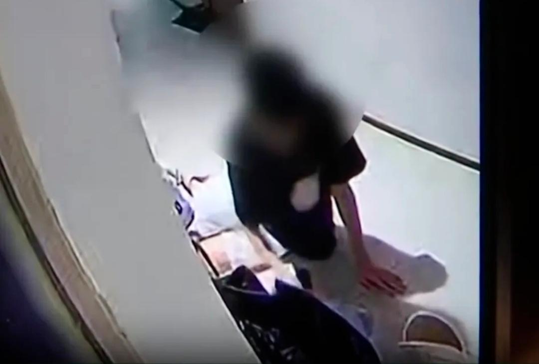 看完监控浑身发冷！头皮发麻！浙江女子清晨监控看到陌生男子蹲家门口拿多双鞋子猛闻；