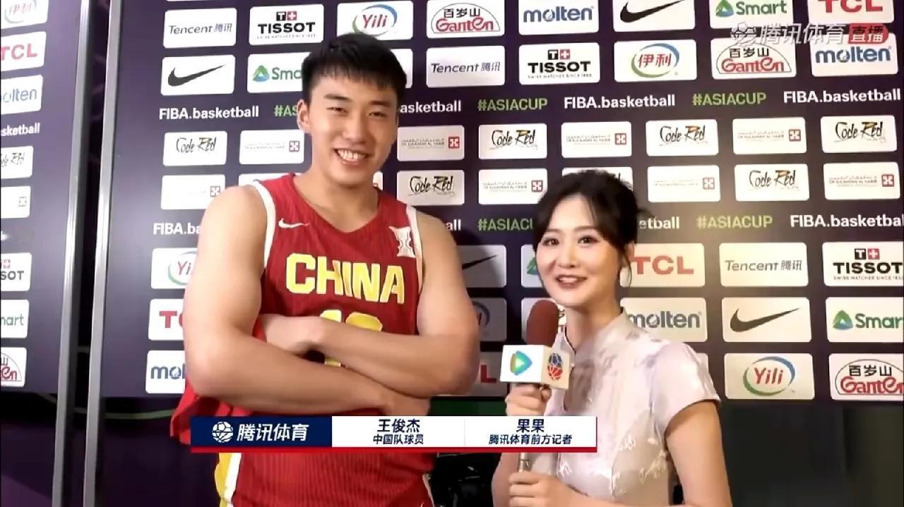 看看王俊杰解说采访时的样子，未曾开口，喜上眉梢，小伙子太可爱了！

小伙子说得也