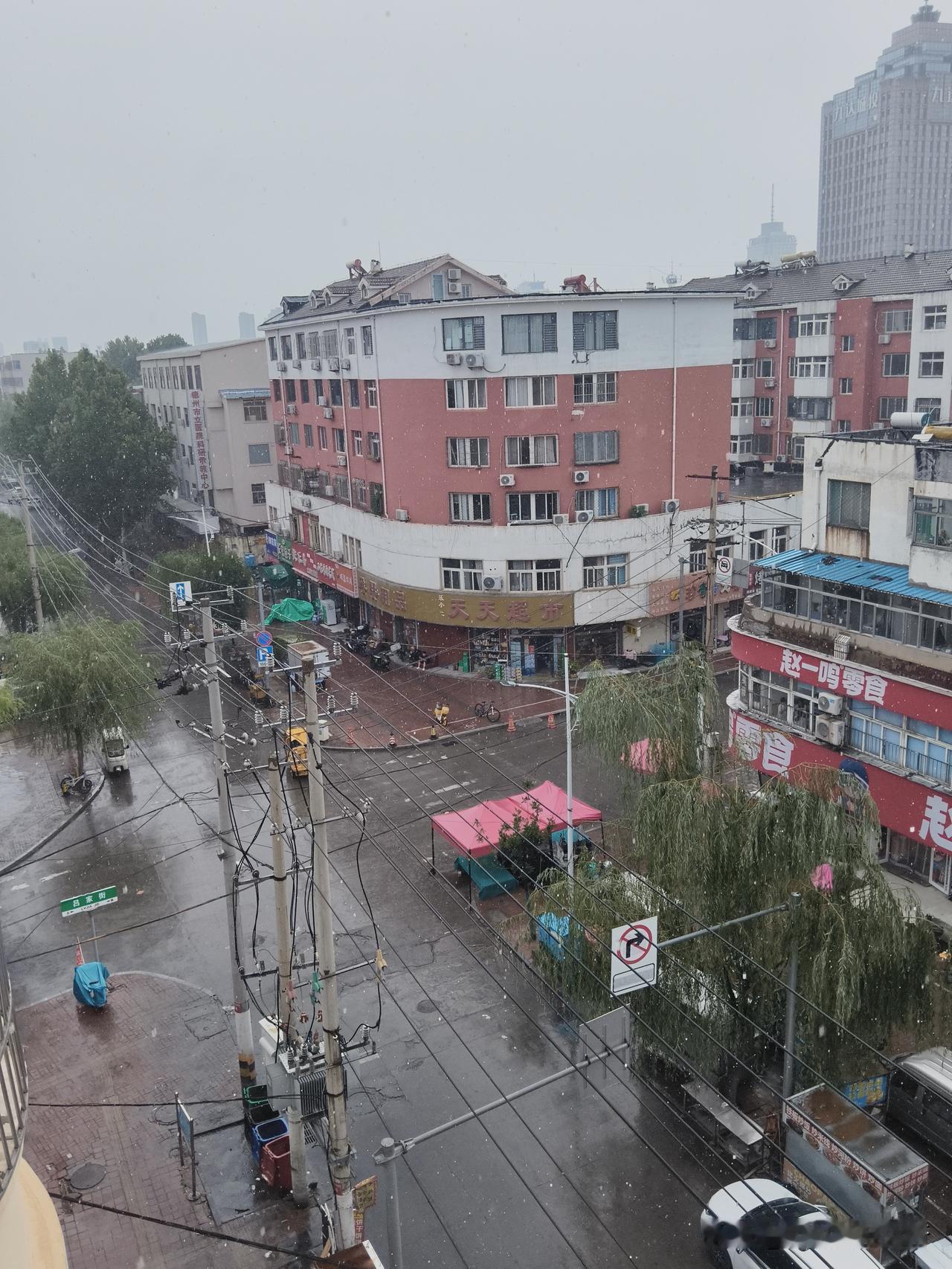 老北京卖了老破小，来德州买套房，安享晚年多好。
房德州入了伏，雨多起来，一天一场