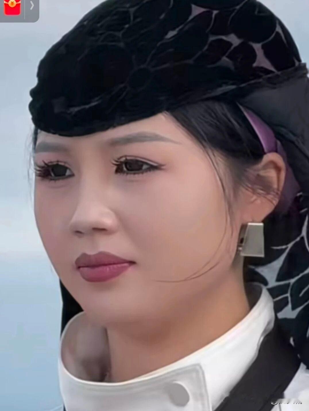 杏花开了
漫山遍野的白
我就站在那年的树下
软风拂过
花瓣落在肩上
像你从前
笑