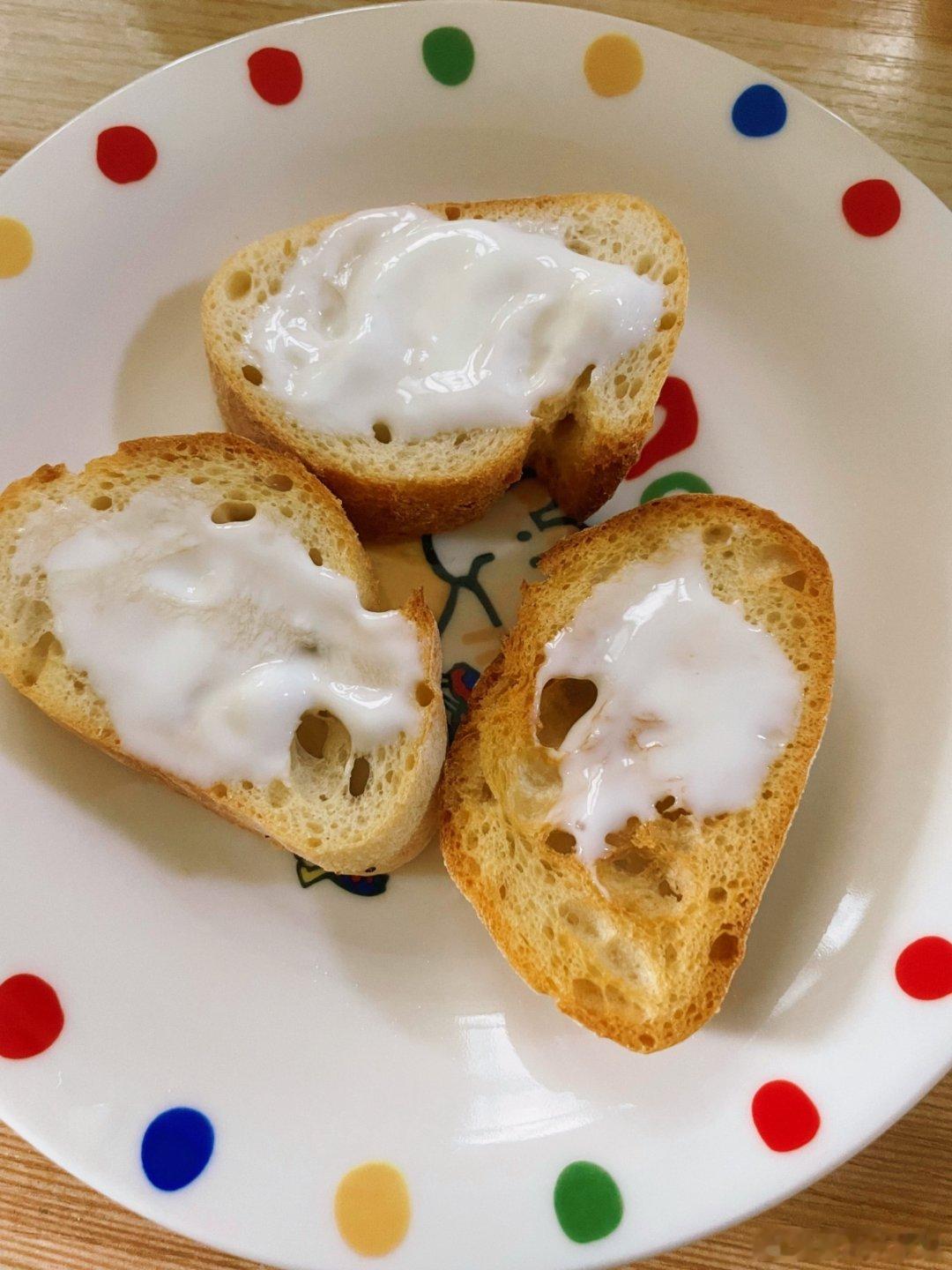 今天吃法棍酸奶面包🍞（酸奶好甜.......） ​​​