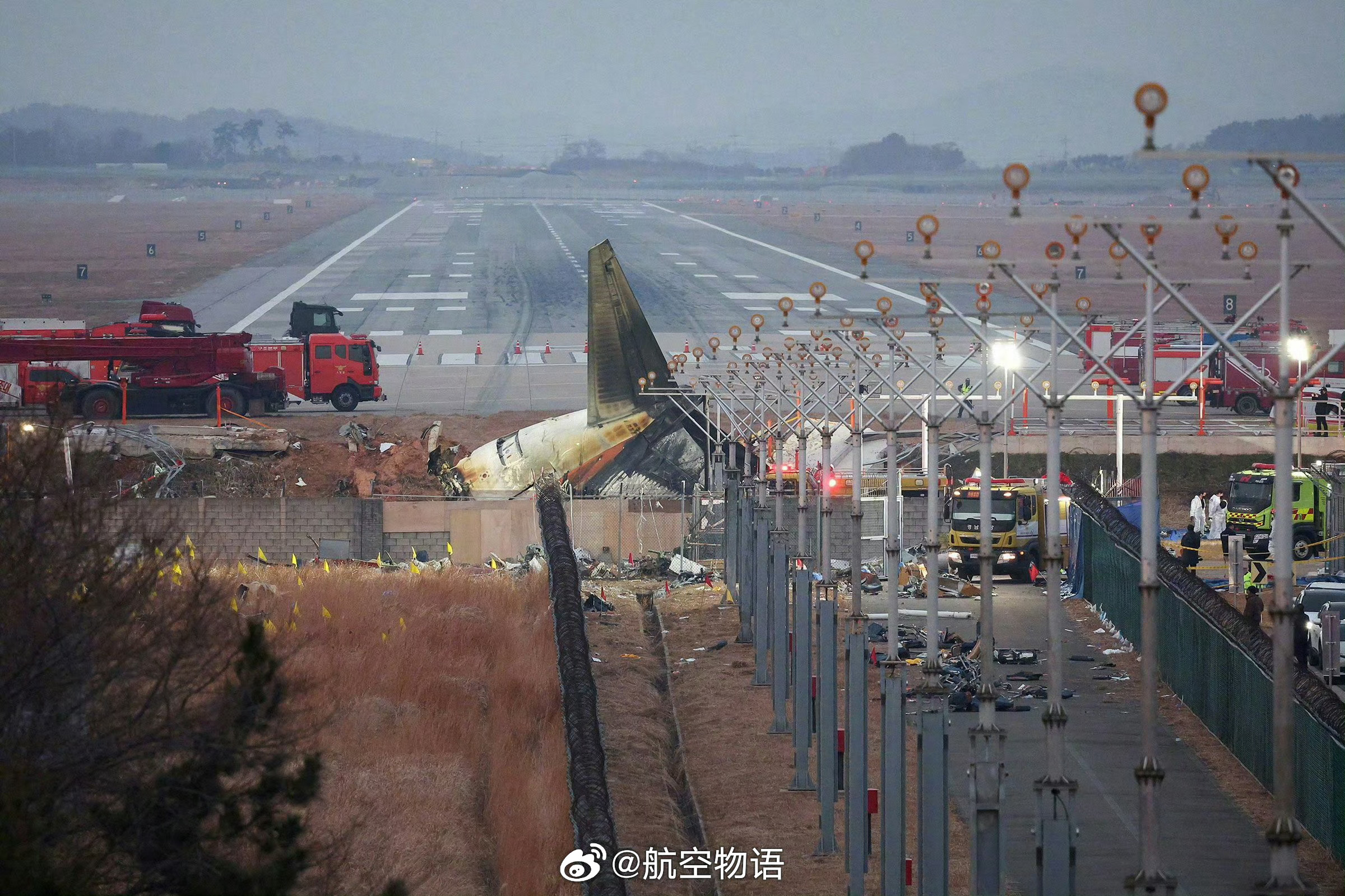 【韩国务安机场，跑道头土堆是导致空难发生最后一根稻草】韩国国家审计署昨天表示，2