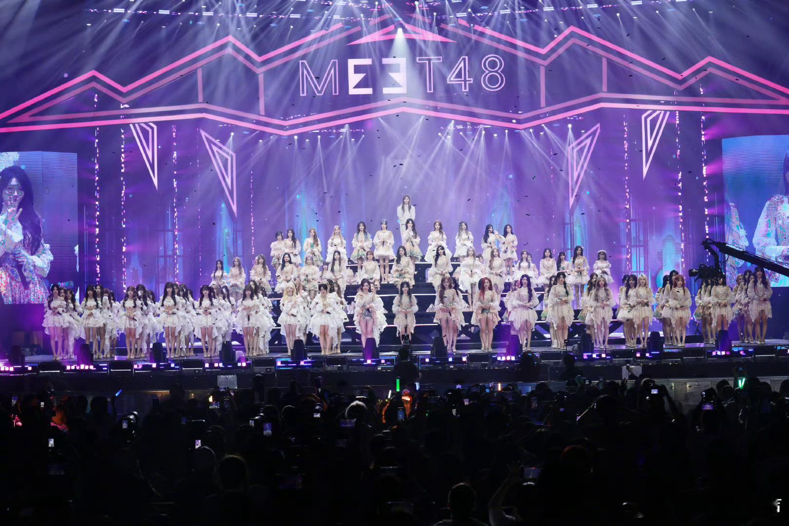 SNH48合唱王菲世界赠予我的 谁懂王菲神曲遇上花车巡游的含金量？王菲唱《世界赠
