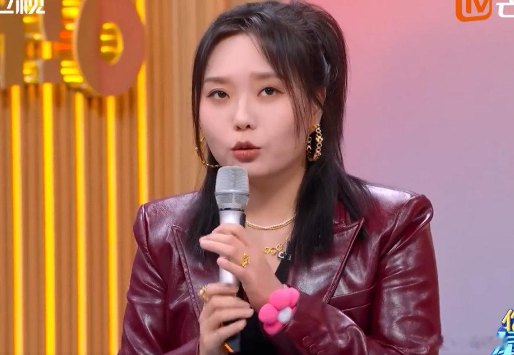 娜扎好像混入节目现场的观众这是什么人间真实！娜扎的观众视角，像极了屏幕前的我！你