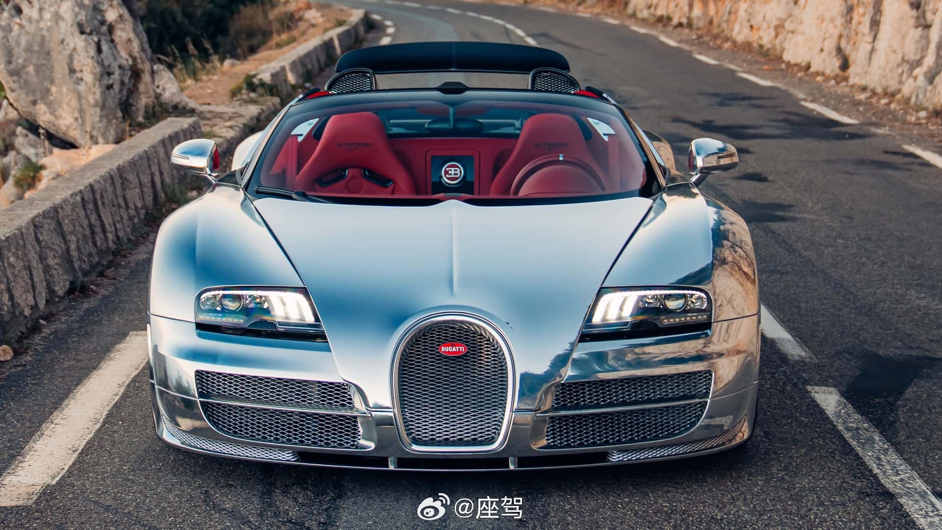 在迈向搭载V16引擎的Tourbillon新时代之际，布加迪并没有忘记曾经的W1
