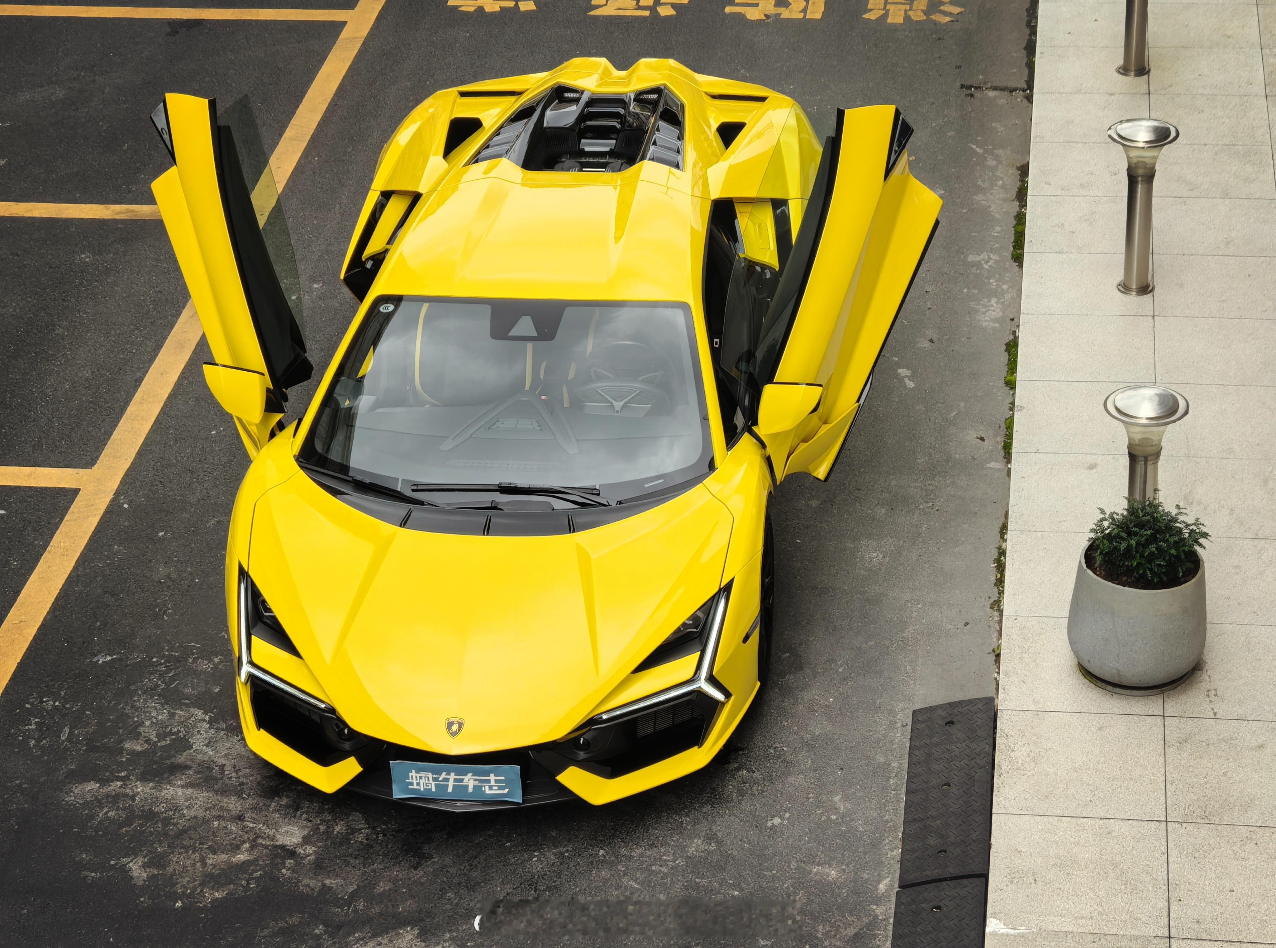 一般都是几年才开一次的大牛兰博基尼revuelto 走到那里，都是全城焦点，还遇