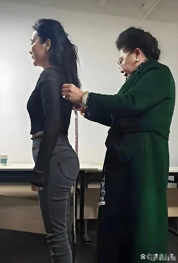 何赛飞，当奶奶的人了，腰臀比胜过年轻人，太绝了 