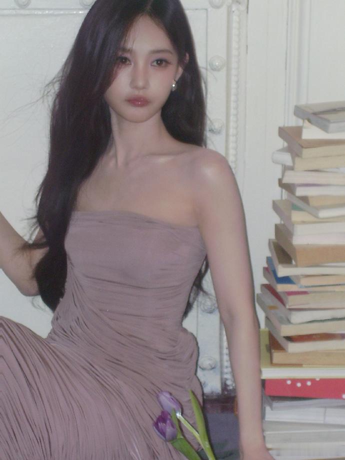 金鹤龙给李一桐化的紫雾香绯妆紫雾香绯妆将朦胧氛围感发挥至极致，金鹤龙彩妆构思新颖
