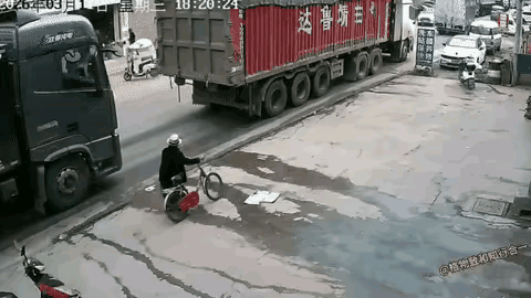 有人说这是碰瓷，这还真不是碰瓷，大家看一下这个事故，确实挺让人无语的，本来不应该