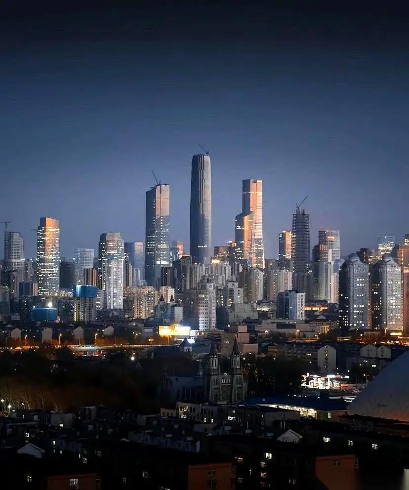 济南不愧为城建史最长的城市，赶上了大基建的末班车，在关门前一跃上车。


202