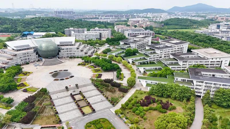 南京审计大学通报男生偷拍这事，真让人无语。在校园里本应是充满青春活力、积极向上的