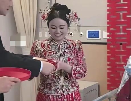 近日，浙江杭州，一位母亲因住院无法参加儿子的婚礼，为了弥补这份遗憾，医院将母亲住
