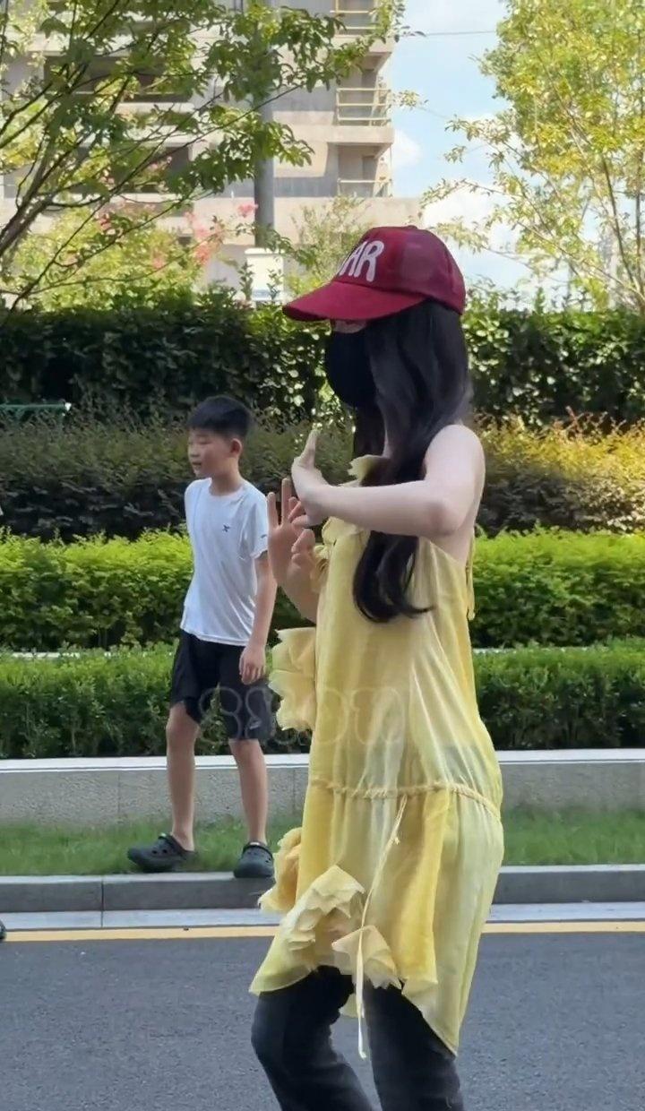 小兰花今天生日，虞书欣用小兰花施法手势为小兰花庆生[爱慕]虞书欣仿佛贝微微照进现