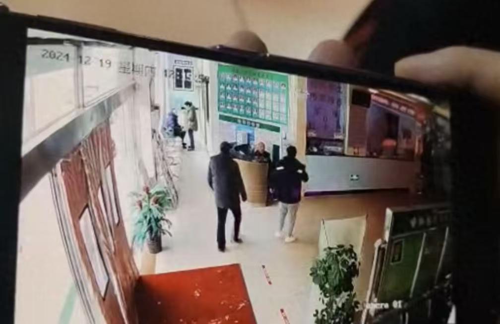 内蒙古呼和浩特一名男子因突发胸痛前往医院就诊，挂号后等待了 13 分钟医生才进入