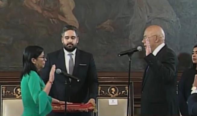 马杜罗接班人非常聪明，宣誓仪式请到一个神秘人物，此举令白宫目瞪口呆！
 
202