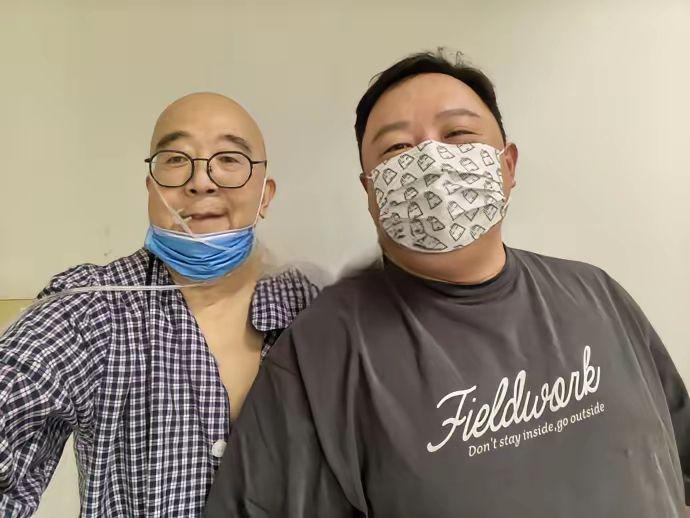 北大毕业，当过老师，后来进了新华社。唐师曾这辈子最出名的事，就是专门往打仗的地方