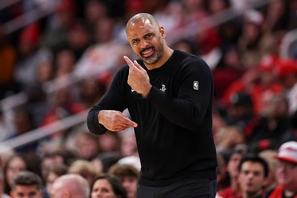 大家都知道五大不行，双塔不行，阿门打控卫不行，但是乌度卡就是不相信，非得去证明自