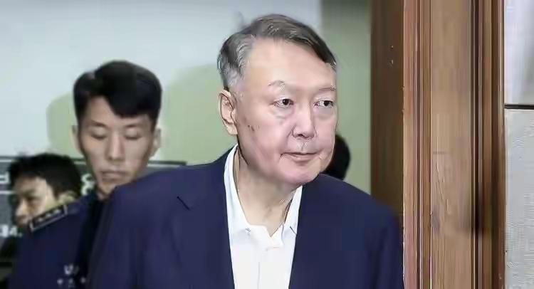 尹锡悦被判10年！唯一逃过青瓦台魔咒的总统，正在被李在明效仿