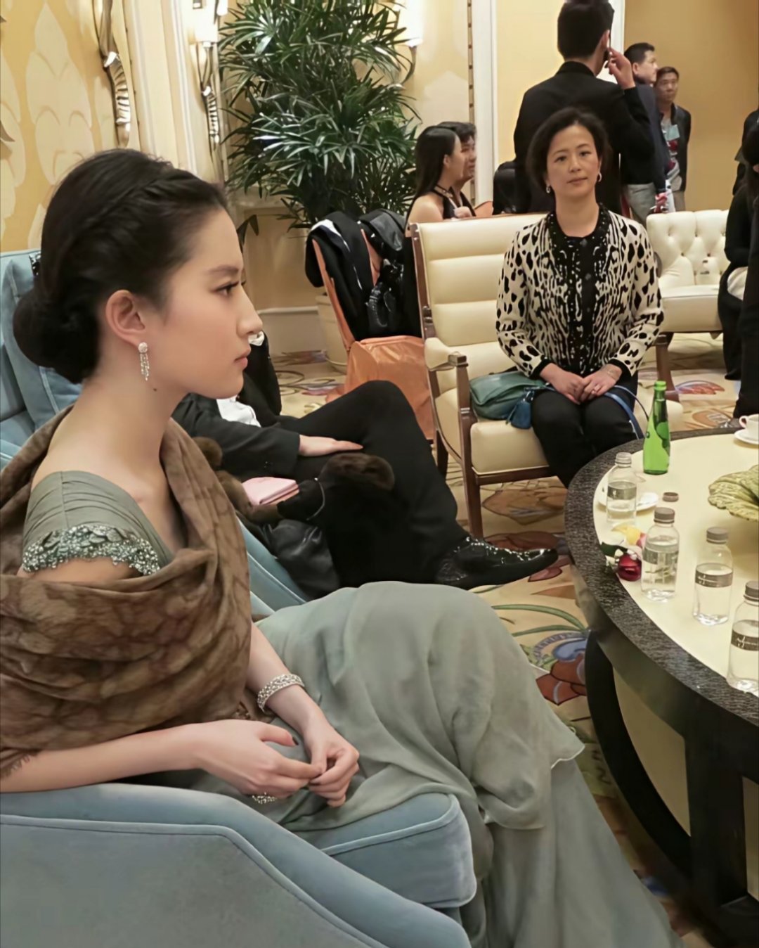 刘亦菲的妈妈也算不算最美妈妈啊，怎么就生了这么一位赛过四海八荒的仙女呢？ ​​​