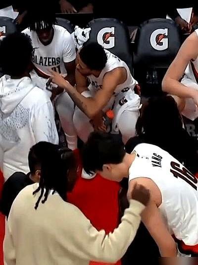 这孩子到底啥情况，老将都抢着教？

开拓者暂停，老将霍勒迪不带重点培养的亨德森，