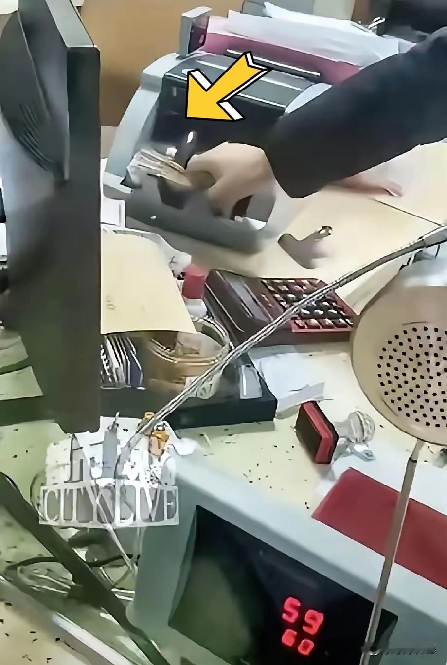 湖南娄底这事，真给我整不会了。

为了区区5块钱，柜员手脚不干净，被抓包后不是道