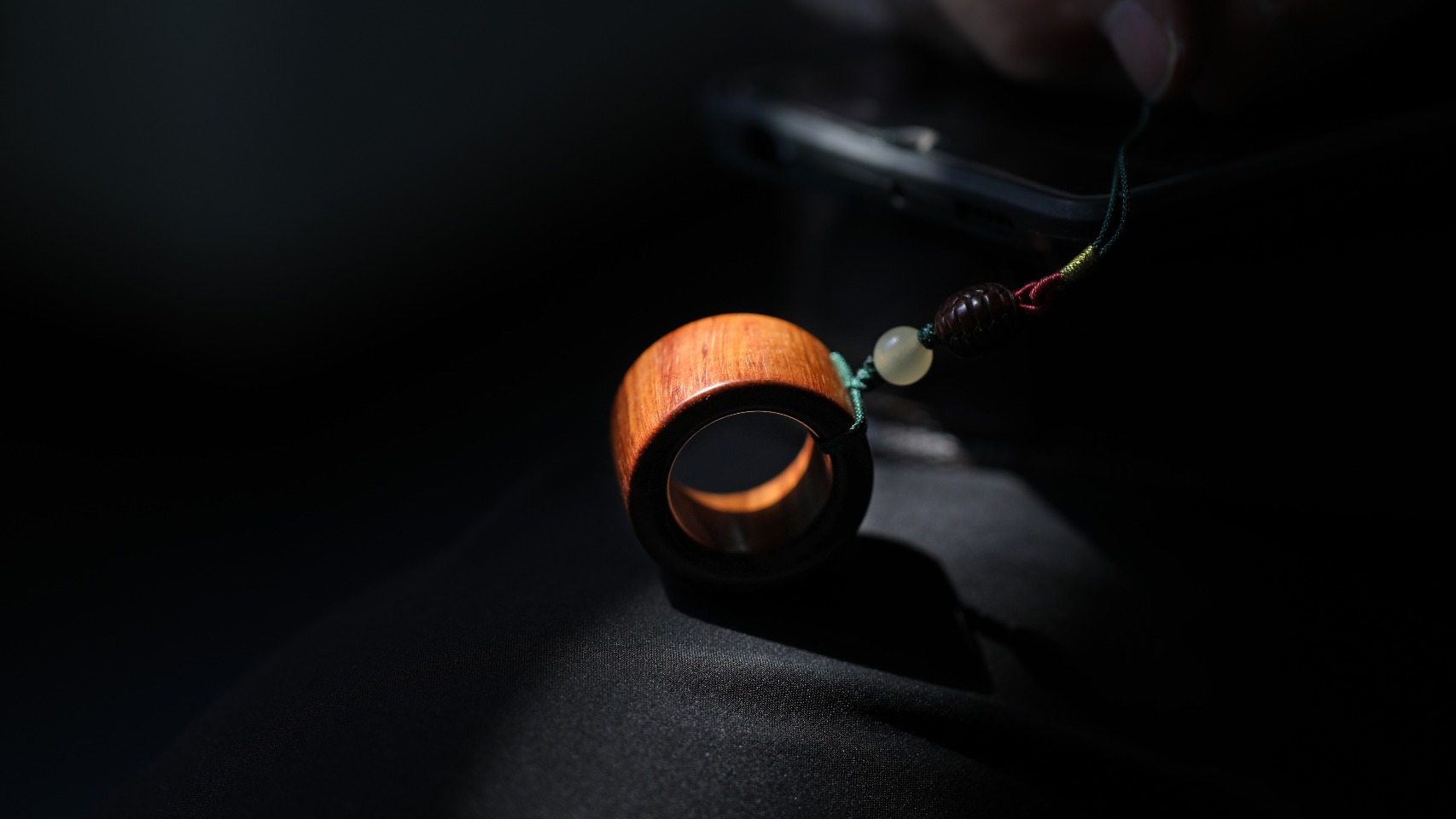 黄花梨·扳指 挂件精选黄花梨油梨老料，配以紫檀富甲、琉璃点缀，精致绳结，富贵内敛