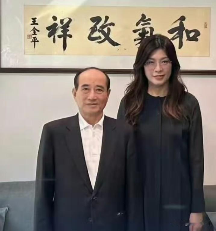 张亚中质问郑丽文在1988年曾宣称要推翻国民党。
郑丽文回应称，她当年被民进党骗