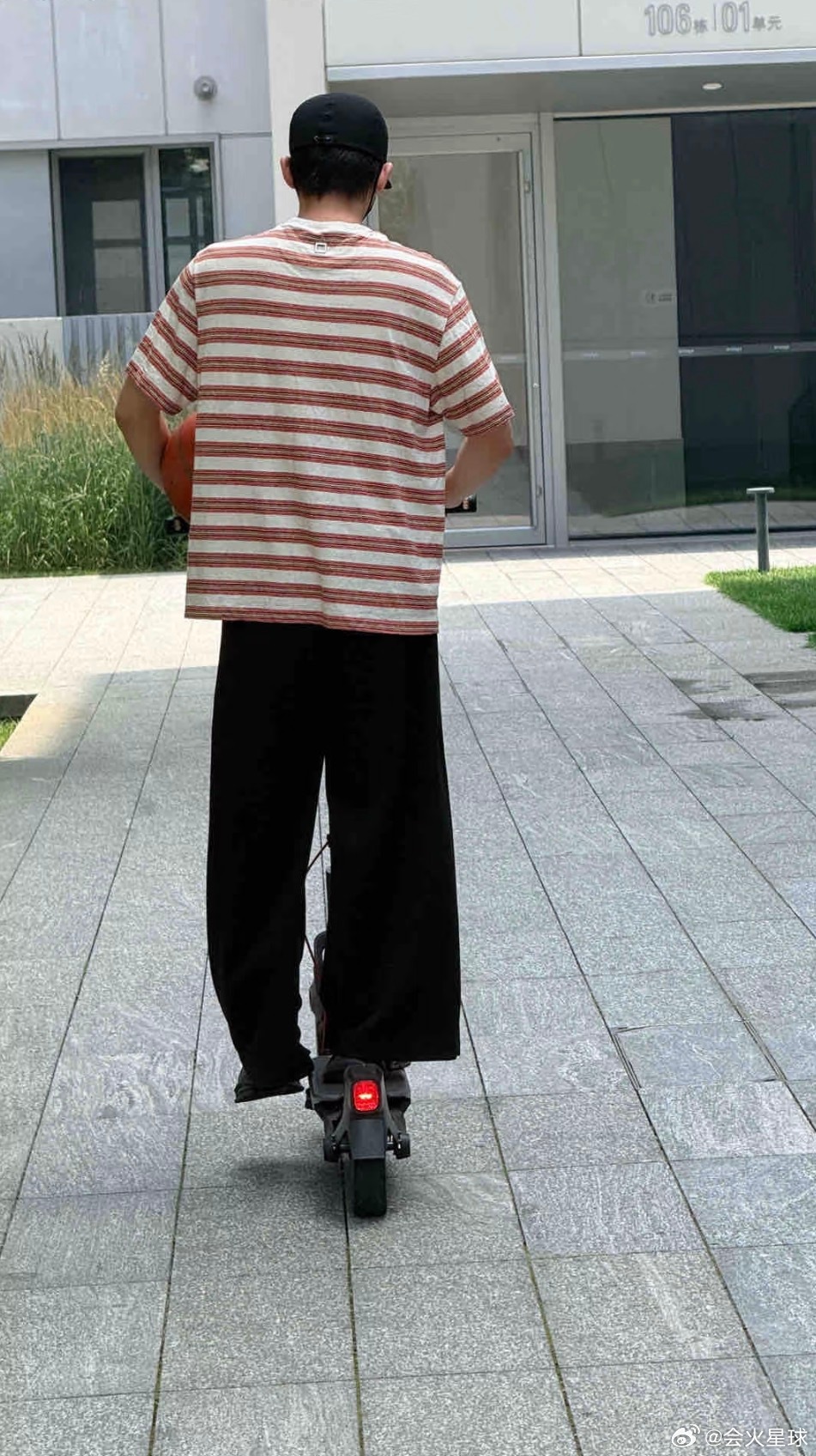 我滴妈 依旧偶遇！依旧篮球！阿那亚偶遇王安宇骑滑板车王安宇一手骑车一手抱球