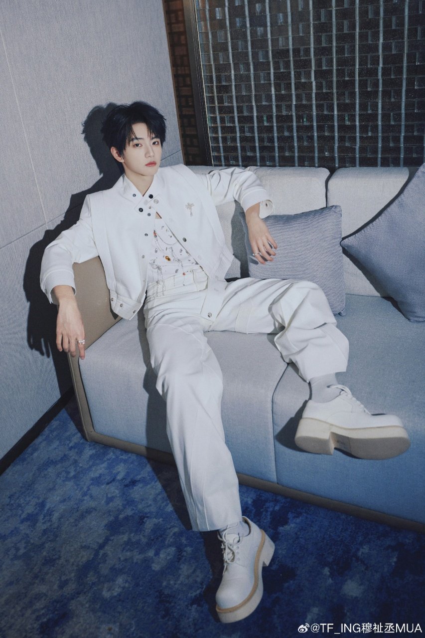 穆祉丞纯白look 穆祉丞白龙马舞台造型穆祉丞纯白look🈶 