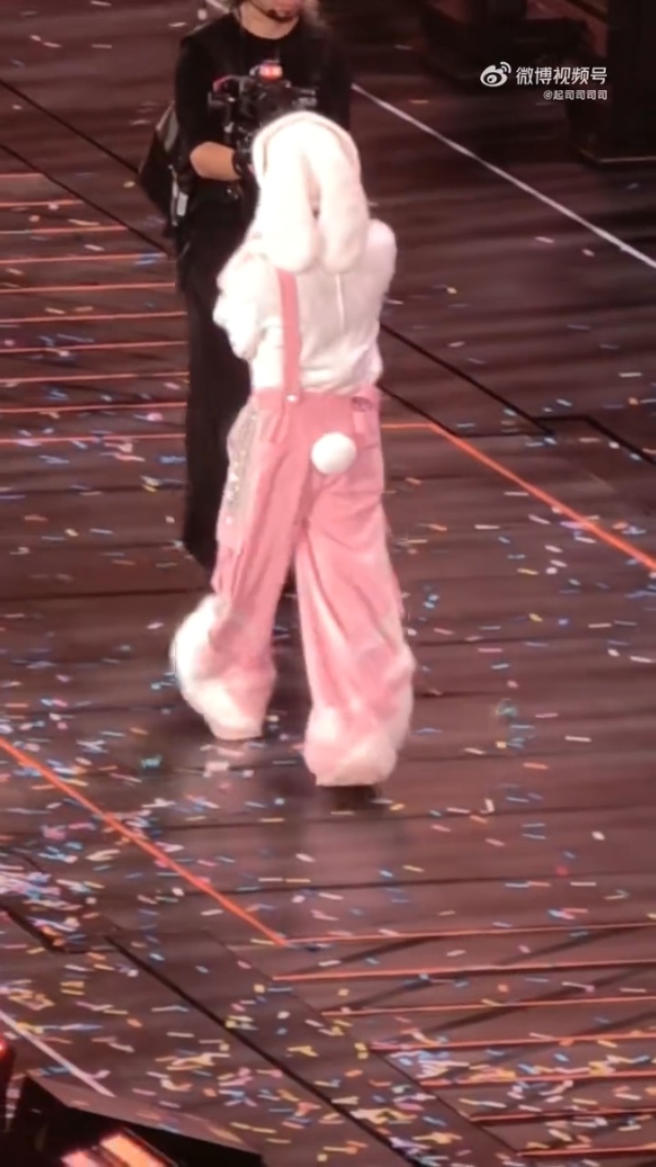 周深兔耳朵兔尾巴周深cos兔兔救命！周深中秋演唱会这身兔兔造型甜度超标！兔耳朵搭