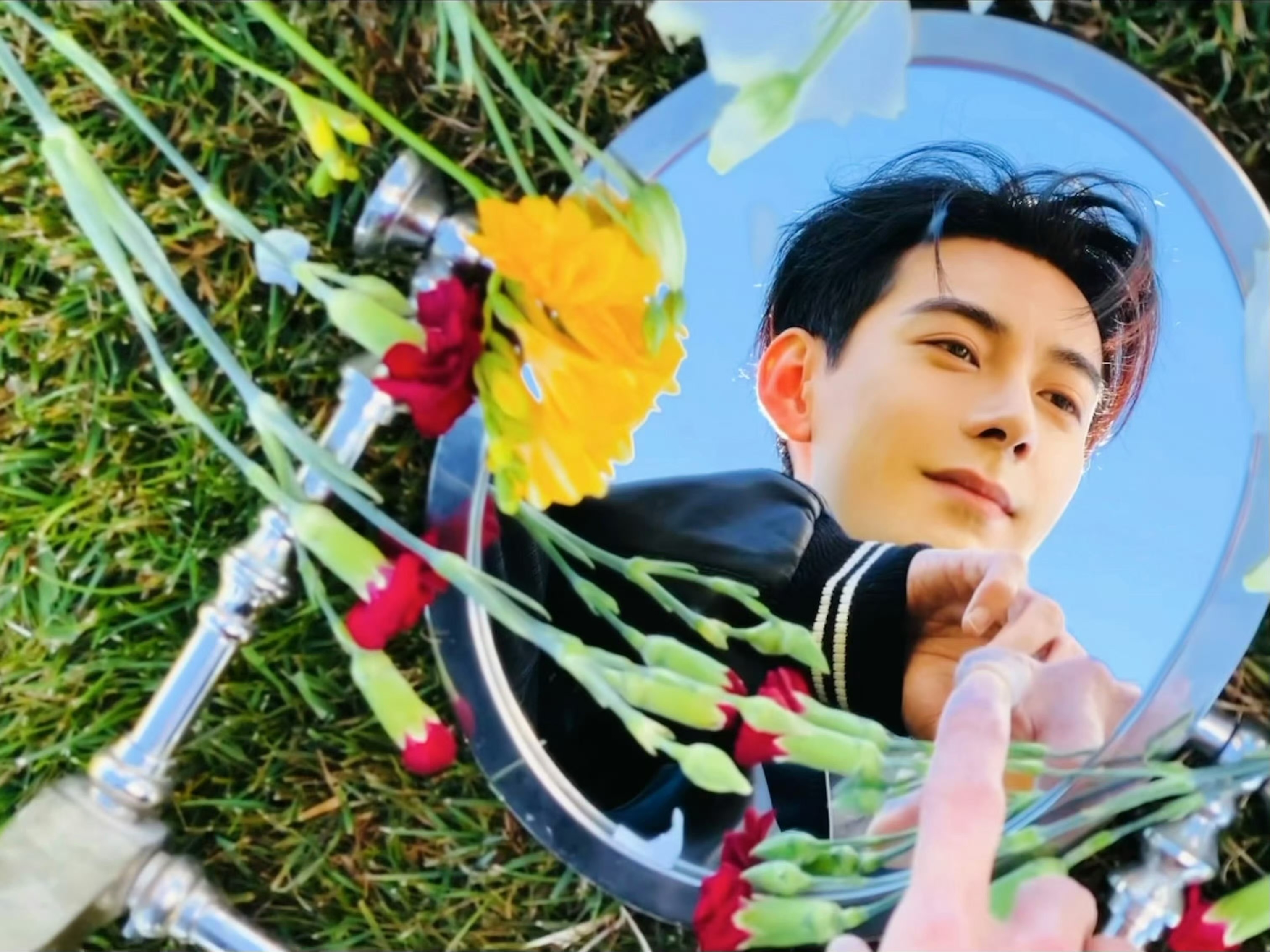 陈星旭太会营业了吧，镜子里倒映出帅哥俊朗的容颜。