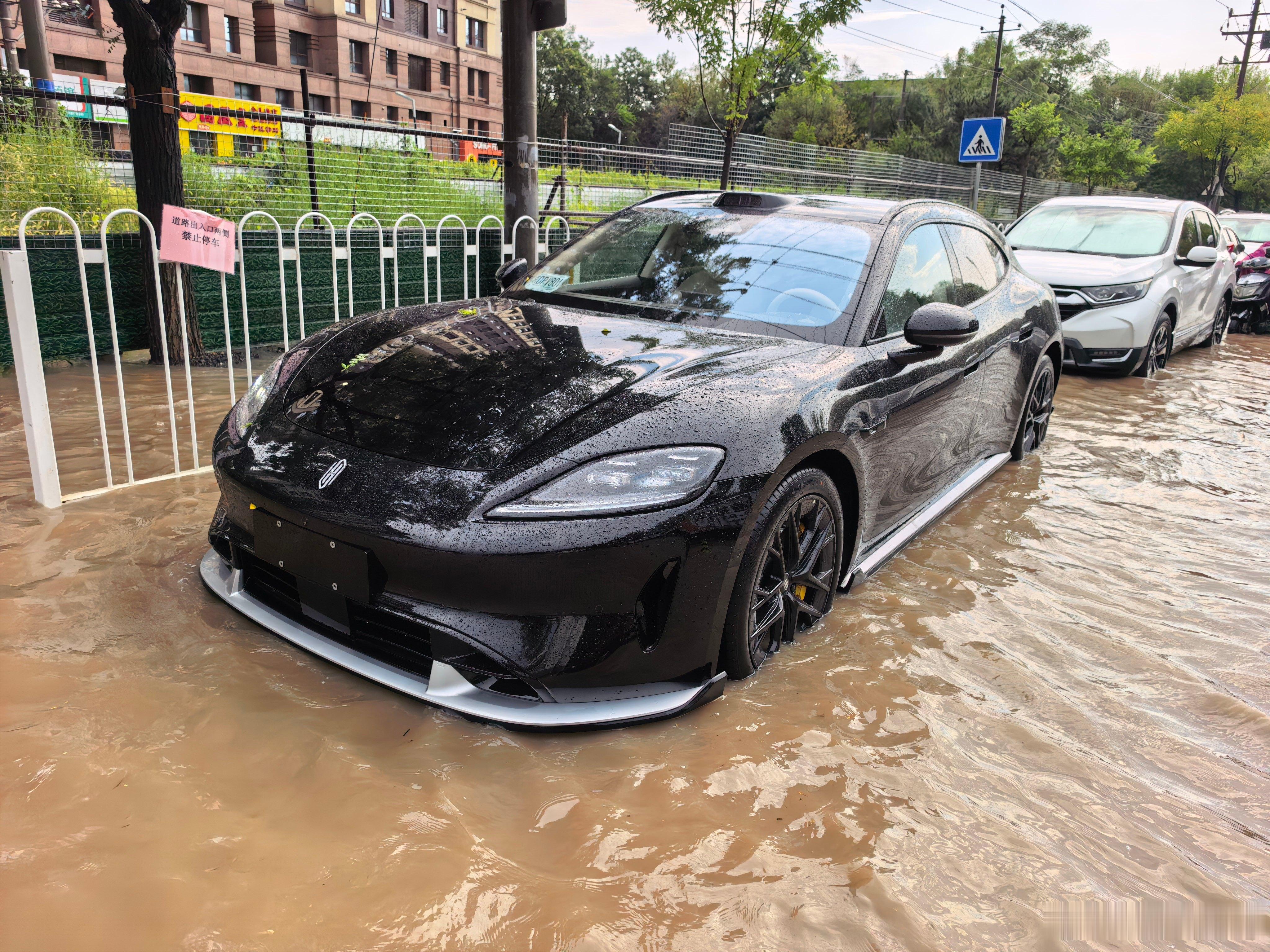 今天北京暴雨刷屏，又有人吹电车涉水能力强能"开船"。这话得拆开看。说白了，新能源