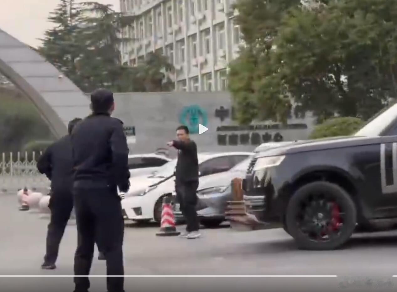 男子持刀与警方对峙，路虎大哥路见不平，一脚油门将“刀男”撞翻，蜀黍一拥而上，情况