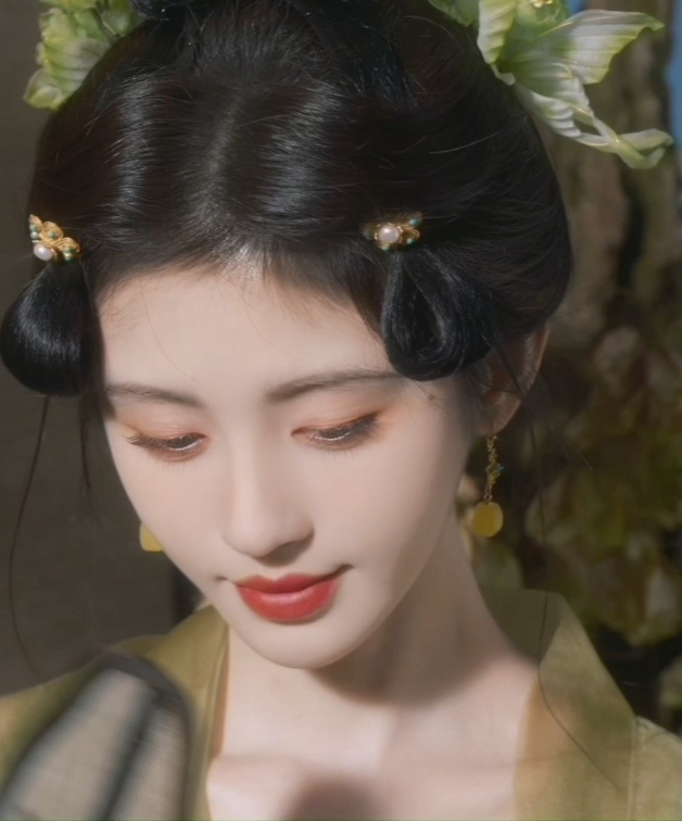 #王亚飞和鞠婧祎聊化妆# 王亚飞给小鞠画的的复古红唇妆好好看呀，两个小揪揪灵动又