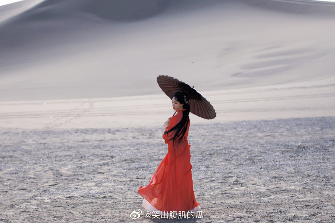 陈都灵红衣撑油纸伞陈都灵大漠撑伞神图 从前执剑守疆，如今撑伞安乡，楚朝大漠红衣撑