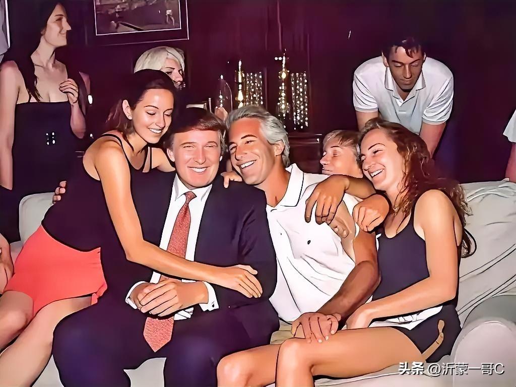 晒图笔记大赛看看下面照片美国直接乱套了！爱泼斯坦的腿在穿西装人的身子后面，他好像