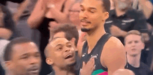 比夺冠还要开心，文班拿下快船时哭了：这是我生命中最难的一场比赛。

背靠背，25