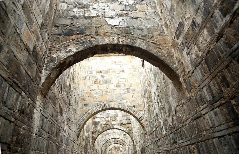 古巷幽深石板凉，
晨曦漫洒韵悠扬。
雕梁画栋时光刻，
老柳年轮记沧桑。