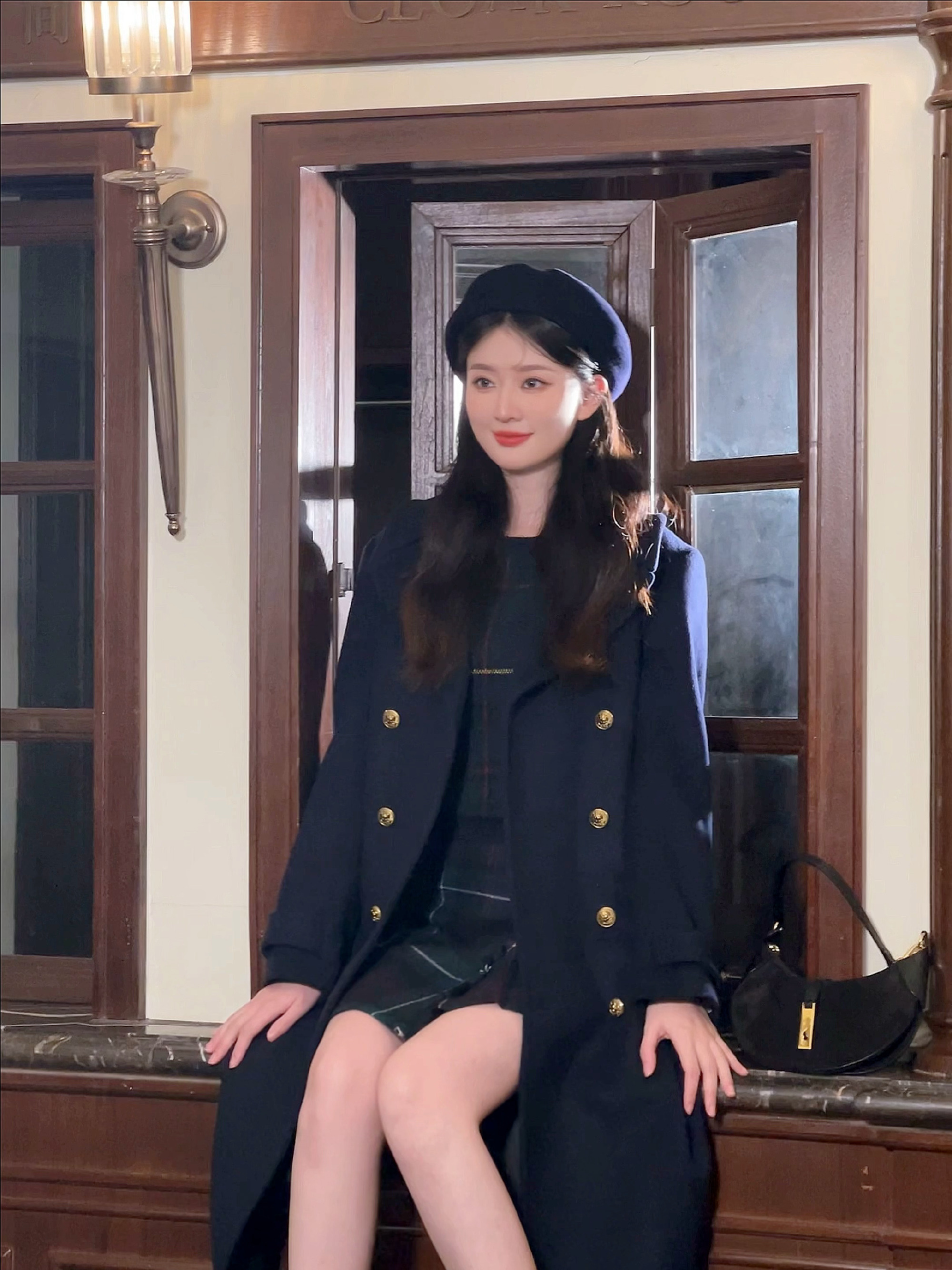 乔欣格子裙小白袜，复古不失活力，尽显独特穿搭摩登。乔欣