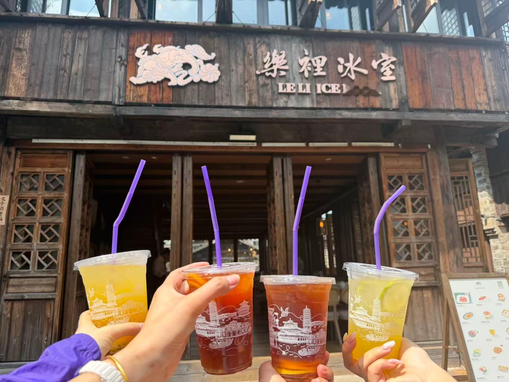 老板真会，送了饮料，还特意拿的紫色吸管 ​​​