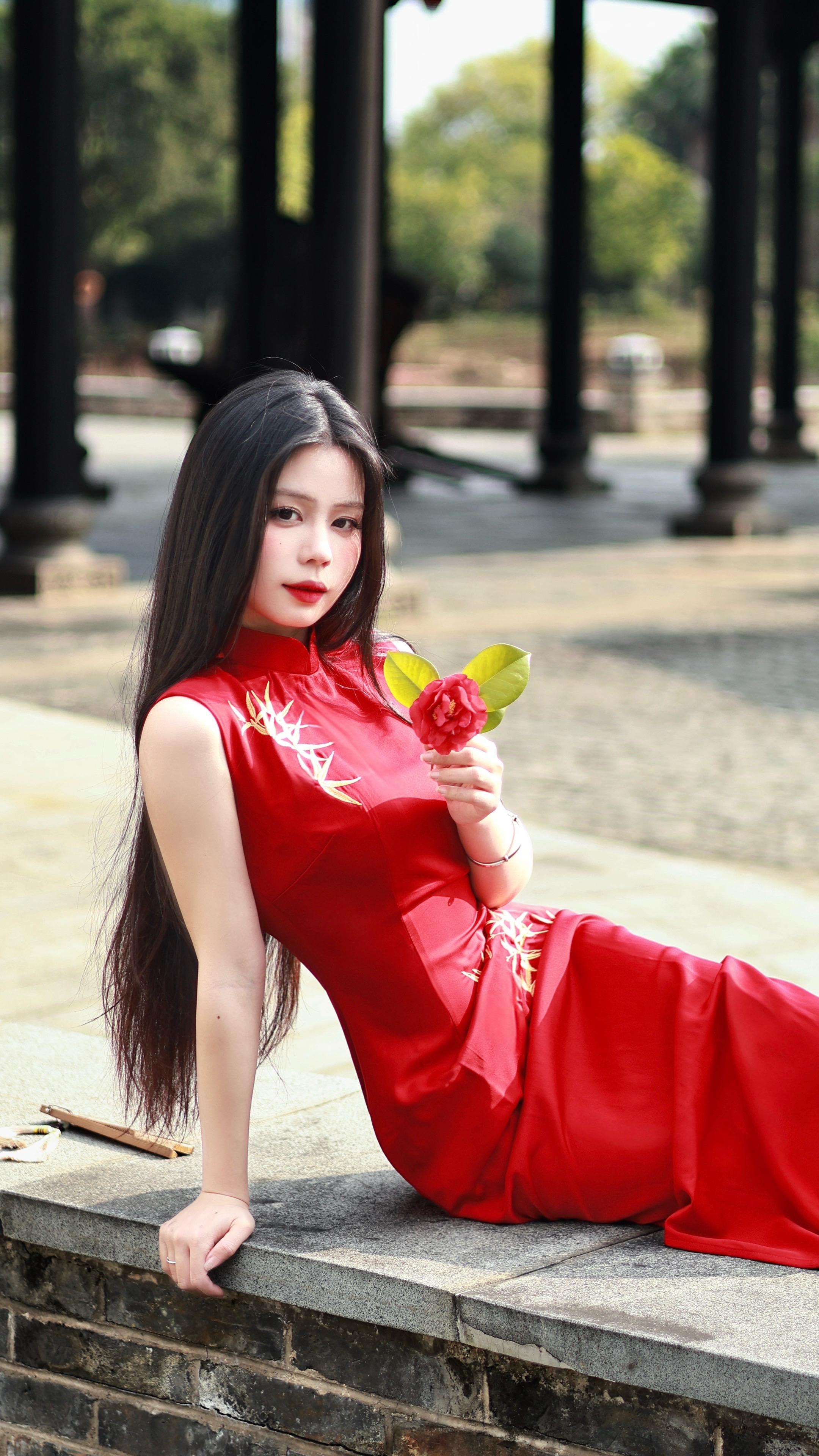 晓看红湿处 ，花重锦官城。