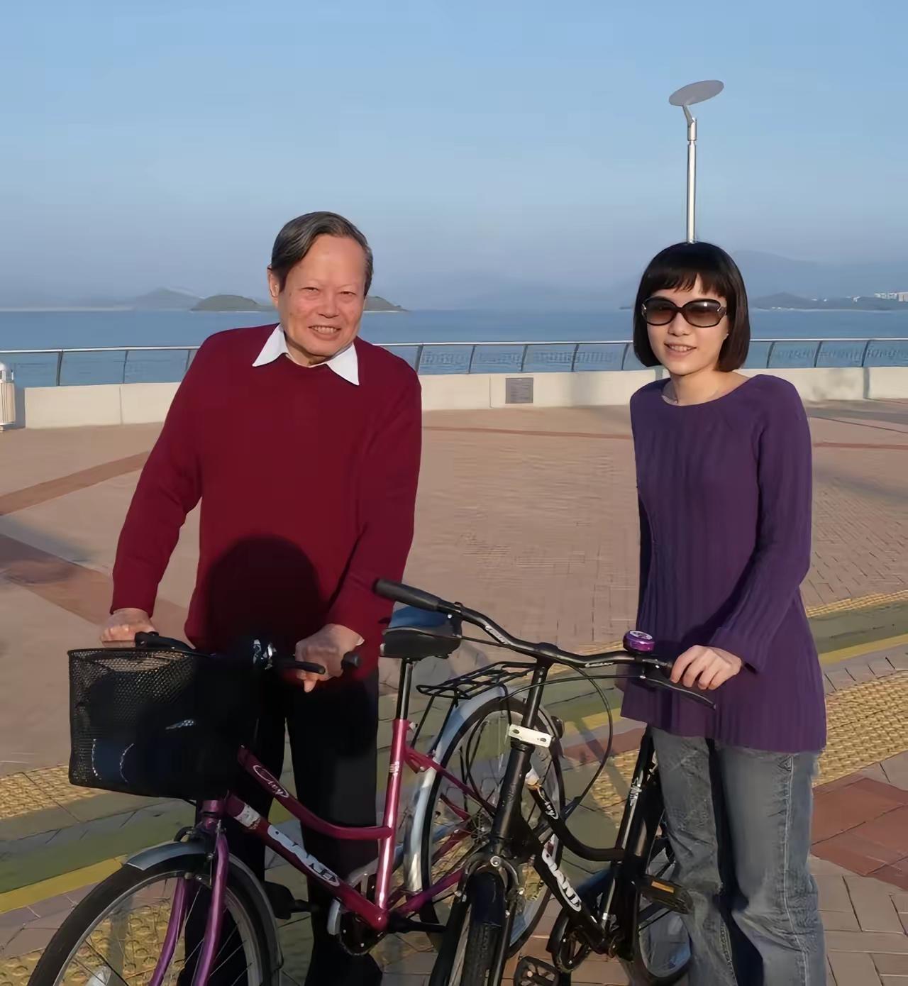 杨振宁老先生走了，高寿103岁，他一生都奉献给了物理，为我们国家物理学界培养和输