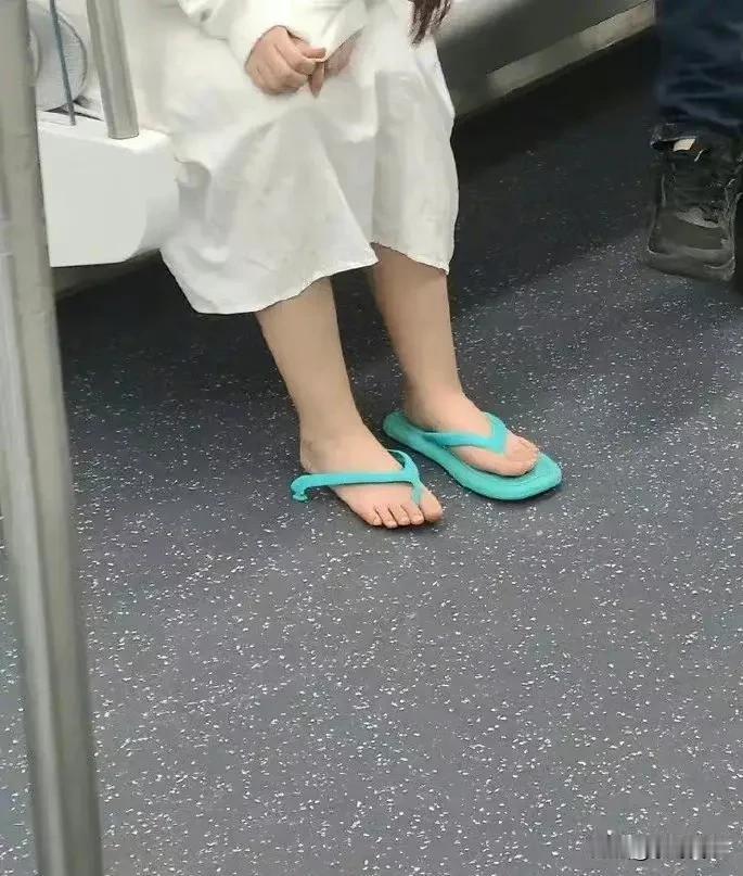 这地铁挤得，一会怎么走出去？