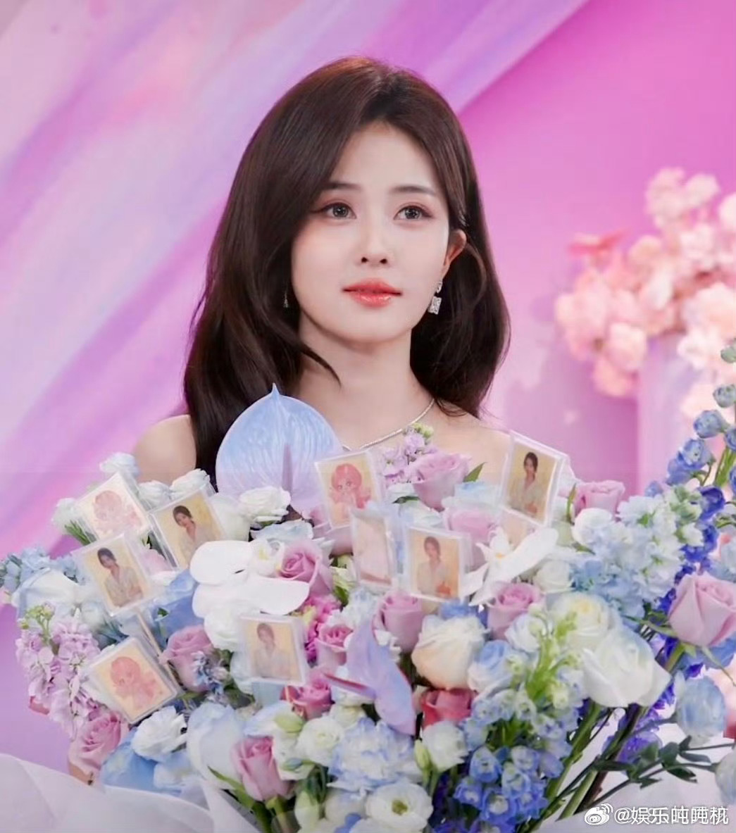 白鹿带着满分呆萌美复刻表情包 刷到白鹿复刻表情包直接被可爱到，随便一截都是可爱名