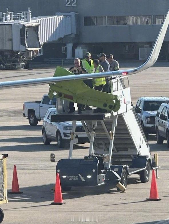 【垃圾车上分，撞飞机的车种类＋1】6月21日，美国航空一架737-800（N86