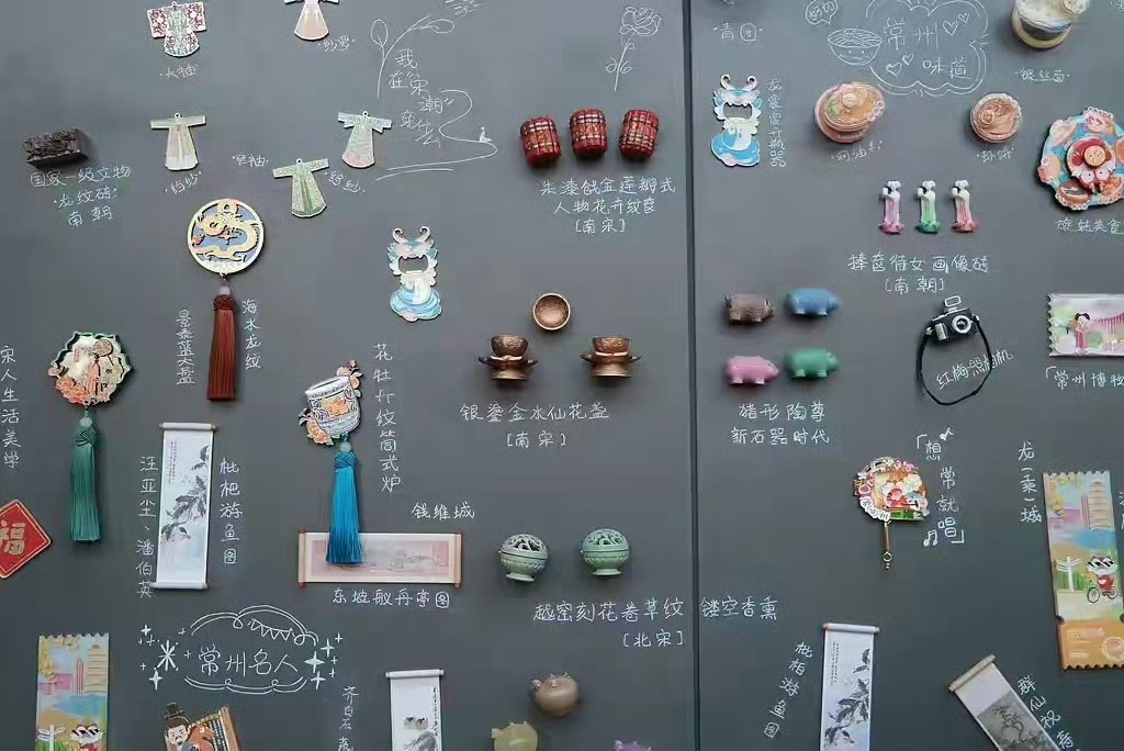 怀旧长辈格外喜欢老式风景冰箱贴，几十年前的城市风光定格在方寸贴片上，贴满一整面冰