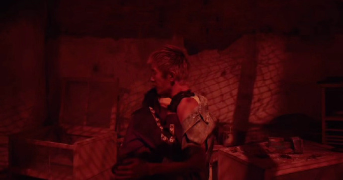 易烊千玺李庚希咬脖性张力，易烊千玺李庚希狂野时代对手戏好狂野，谁懂这个一幕的含金