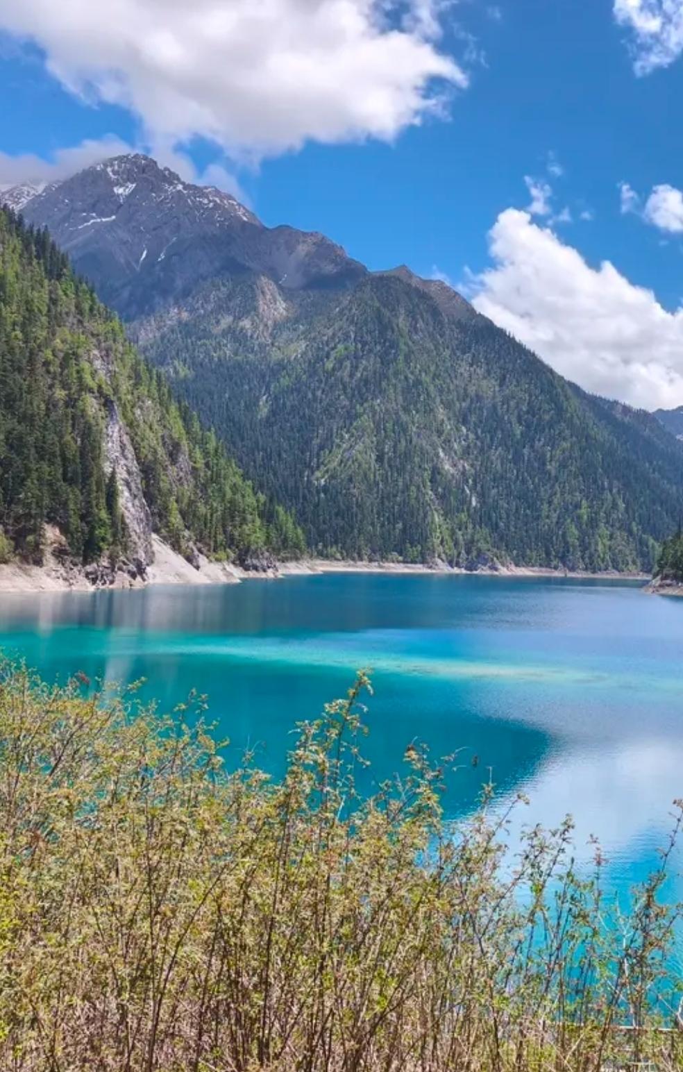 碧水青山间，仙境入画来。