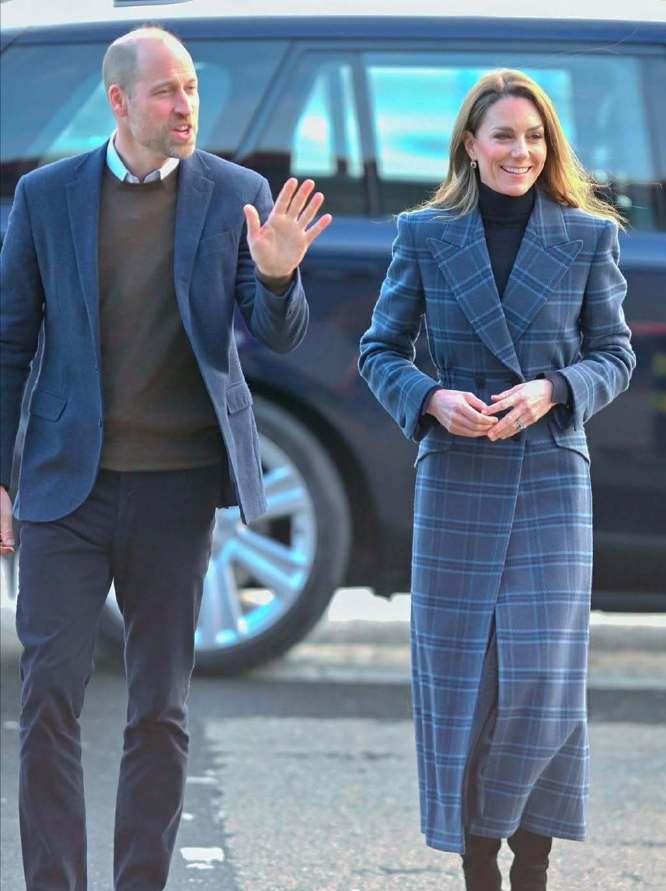 这小两口咋看咋舒服[耶]
玩冰壶那套外面穿的又是格纹长大衣，
和去年圣诞节教堂弥